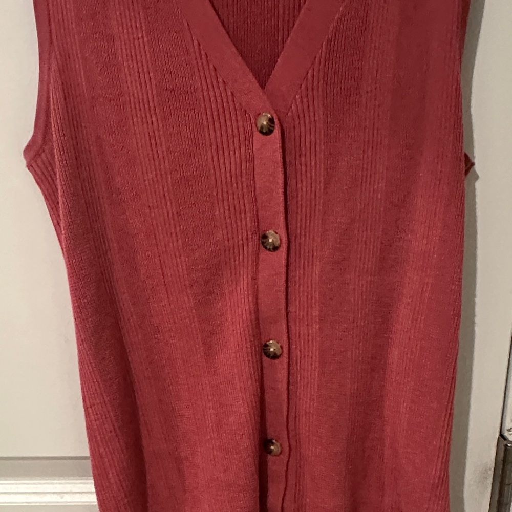 Alex Marie Sleeveless Button-Down Top - Picture 3 of 5